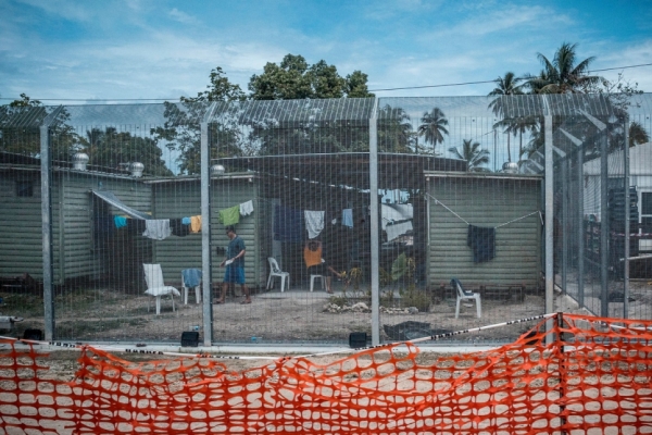 Richiedenti asilo seduti nel centro di detenzione sull&#039;isola di Manus