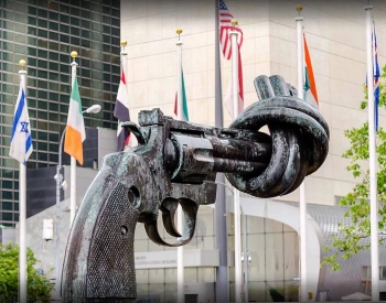 La statua al di fuori del International Disarmament Institute, campus di New York della Pace University.