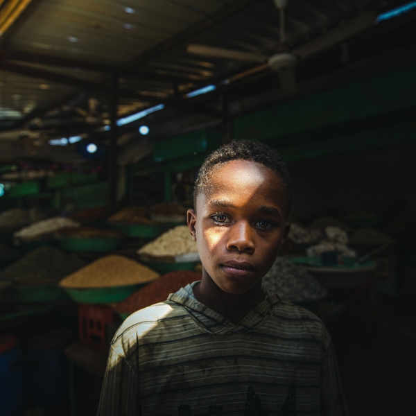 Un bambino sudanese ritratto nel mercato della sua città