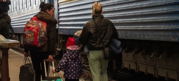 Donne ucraine e un bambino che lasciano il paese