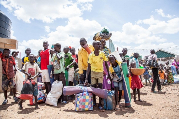  Un gruppo di giovani al confine con il Kenya dopo aver abbandonato il Sudan