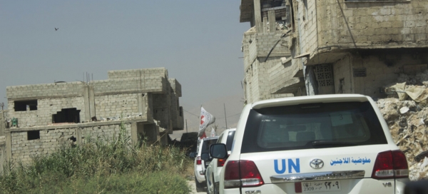 Un convoglio nella zona cuscinetto di Duma, Ghouta est, mentre attraversa la linea di conflitto