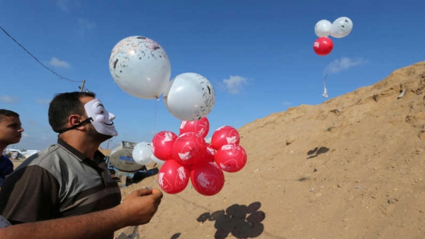 Palestinians in the Gaza strip fly incendiary balloons towards Israel, June 4, 2018