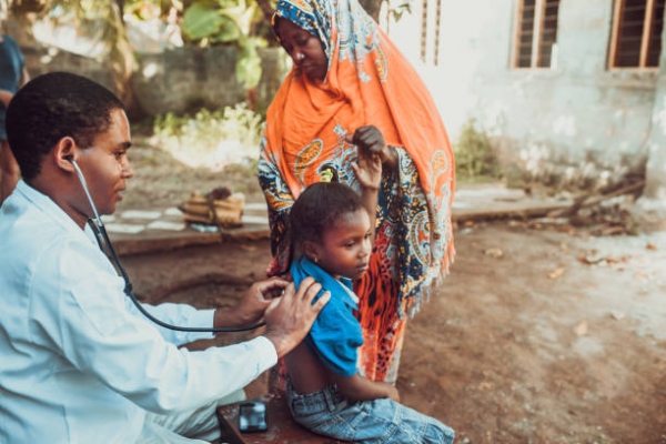 Un dottore visita una bambina africana