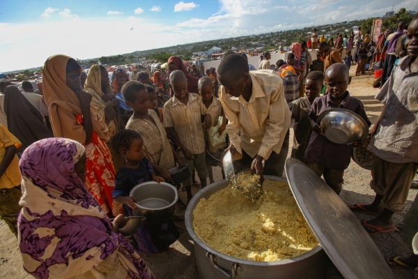 Persone in attesa di distribuzione dei generi alimentari in Somalia