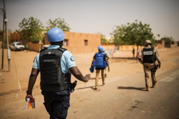 Un casco blu della missione MINUSMA che pattuglia il villaggio di Bara nel Mali nordoccidentale. 