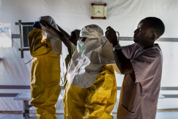Operatori sanitari mentre indossano i DPI in Burnia, DRC 