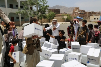 Una scuola che ospita persone sfollate a Sana’a riceve generi di soccorso dall’Unicef nel 2015
