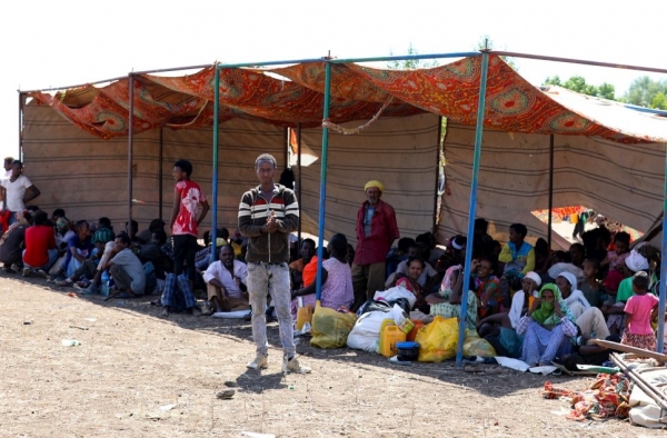 Rifugiati etiopi in attesa di ricevere assistenza in un campo di rifugiati in Sudan 