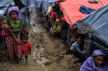 Rohingya in un campo in Bangladesh, dove vivono ammassati in piccoli spazi, senza cibo, acqua e medicinali