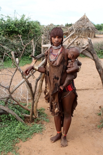 Madre con bambino etiopi