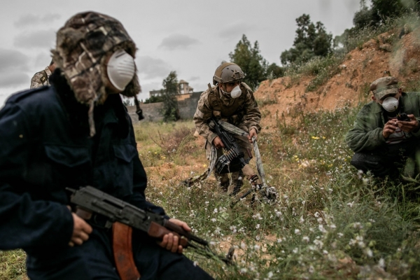 Soldati libici che indossano le mascherine durante un&#039;operazione militare a Tripoli