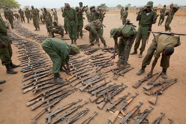 Ritrovamento di armi da parte dei soldati SPLA, durante un programma di disarmo