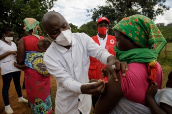 Una donna viene vaccinata in Mozambico