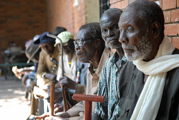 Un gruppo di uomini anziani a Moundou, Chad