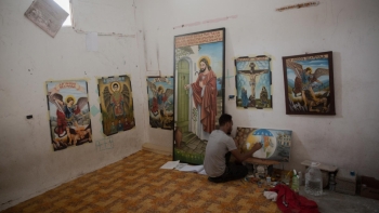 Solomon mentre dipinge a Tripoli durante la pandemia