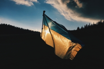 La bandiera dell&#039;Ucraina sventola nel cielo