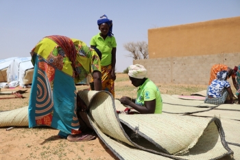 Internally displaced in Burkina Faso build up shelters in Dori 