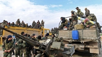 Syrian army soldiers head towards Idlib