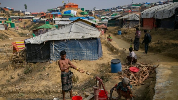 Un campo di rifugiati Rohingya in Bangladesh. Questi rifugi temporanei sono particolarmente vulnerabili ai temporali e alle frane.