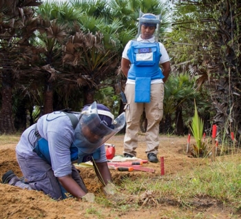 Una squadra di HALO Trust lavora alla rimozione di una mina antiuomo in Sri Lanka