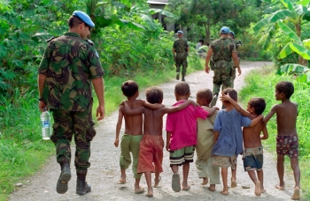 Casco blu delle Nazioni Unite con diversi bambini 