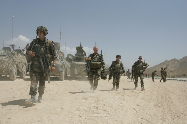 Soldati NATO impegnati nella missione ISAF fanno ritorno a una base operativa dopo una pattuglia di sicurezza a Kapisa, in Afghanistan.