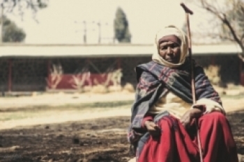 Donna seduta vicino ad un edificio ad Addis Abeba