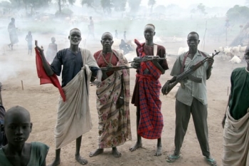 Quattro uomini con fucili d&#039;assalto, Sudan del Sud 