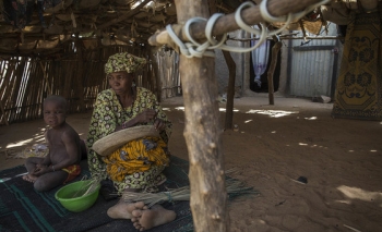 Scena di vita quotidiana tra gli sfollati di un villaggio della regione di Mopti, Mali