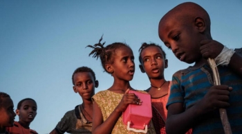 Bambini etiopi fuggiti dal Tigray aspettano che venga distribuito cibo al campo profughi di Gadaref, Sudan orientale