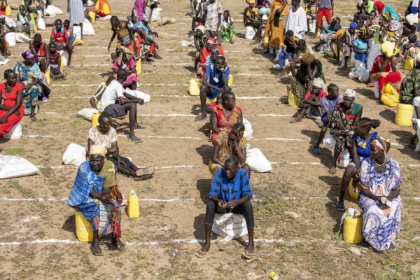 Rifugati sud Sudanesi mentre praticano il distanziamento sociale nel campo di Kakuma, Kenya
