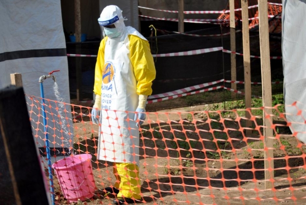 Medico equipaggiato per trattare un paziente affetto da Ebola, a Beni