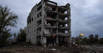 Un palazzo residenziale distrutto dopo l’occupazione russa a Kharkiv.