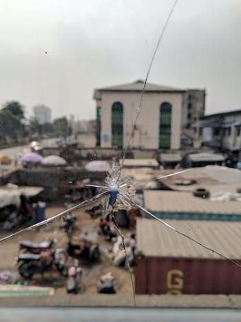 Vista di Birrel Avenue attraverso una finestra rotta a Lagos, Nigeria.