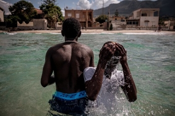 Twins Aimamo e Ibrahim, 16, al mare a Trabia. Risiedono al centro Arcobaleno per minori non accompagnati.