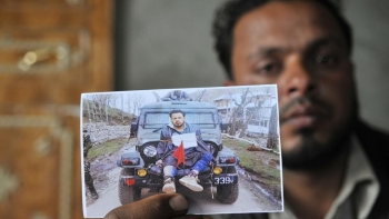 Farooq Dar è stato legato ad una jeep per essere usato come uno scudo contro le persone che protestavano e che stavano attaccando il convoglio militare