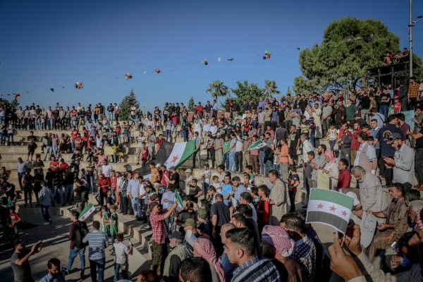 People demonstrating in Idlib