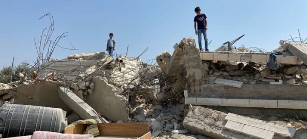 Bambini su una casa distrutta in Palestina.