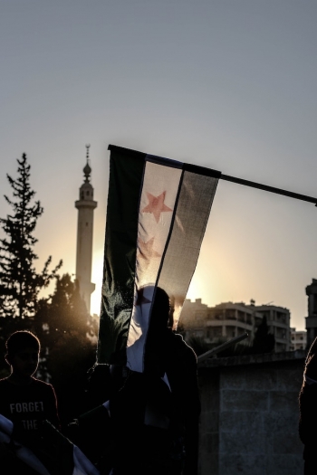 Bandiera siriana che sventola ad Idlib