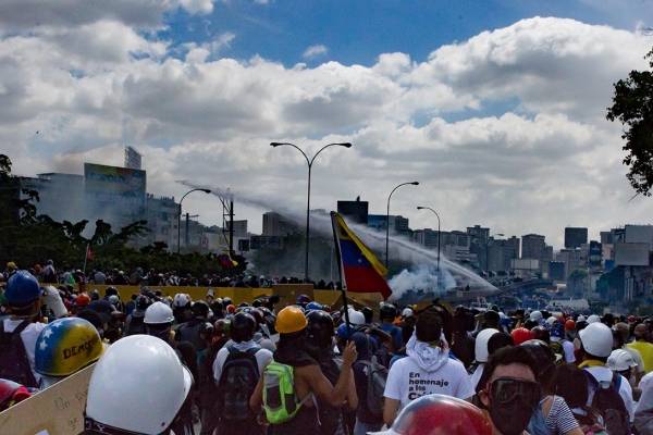 Forze di sicurezza venezuelane usano cannoni d’acqua sui protestanti di Caracas