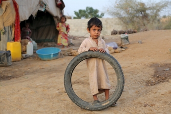  Bambini lottando per vivere in Yemen 