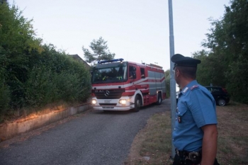 Carabinieri e Vigili del Fuoco all&#039;opera dopo lo scoppio dell&#039;ordigno a Sassuolo di Monterenzio (Bologna)