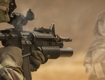 Un soldato punta il fucile contro una bambina, simbolo dello spettro della guerra e delle violenze 