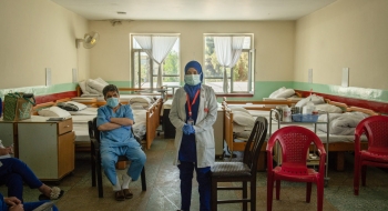 Medici durante un briefing in un ospedale a Kabul 