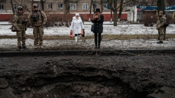  Una donna scatta una foto ad un palazzo residenziale distrutto a Kramatorsk, Ucraina. 