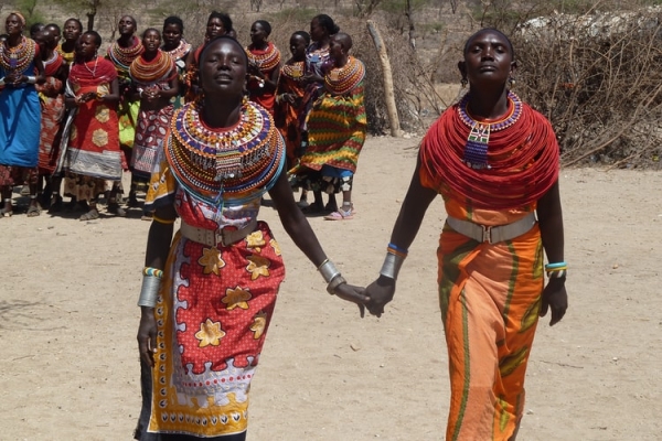  Due donne del Kenya si tengono la mano 