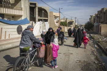 Families fleeing Al-Thaqafa, neighbourhood of Mosul