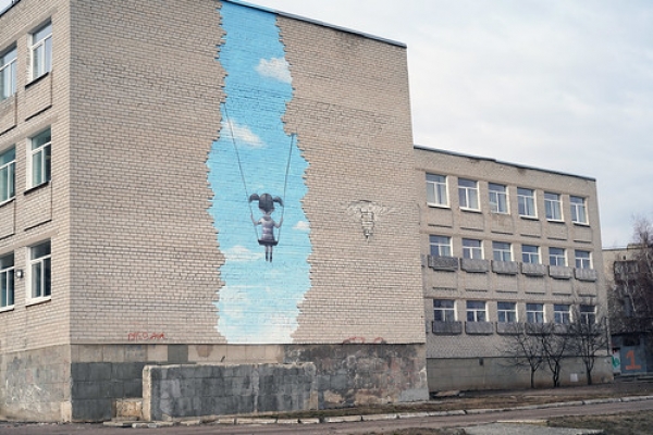 Illustrazione dipinta sul muro esterno di una scuola nell&#039;Ucraina orientale