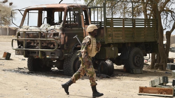 Un soldato nigeriano valutando le conseguenze dell’attacco a Felo, Stato di Borno